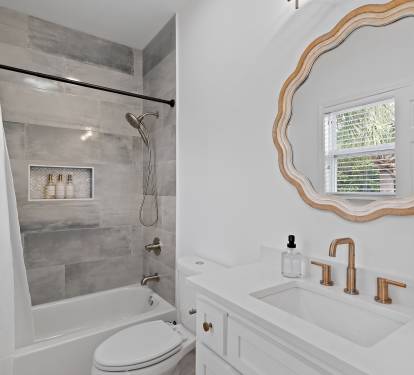 Tub/Shower combo on the 2nd floor