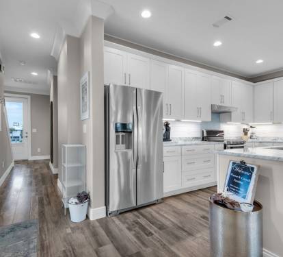 Large Fully Equipped Chef's Kitchen w/ Gas Range, Double Oven & Beverage Fridge 