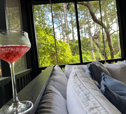 ?Relax on the screened-in porch bed swing with lush wooded views. Perfect for sipping drinks, morning coffee, or an afternoon nap after a day at the beach. 