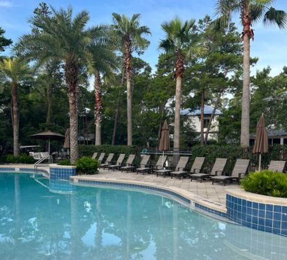 Community pool with zero entry, water features & plenty of seating