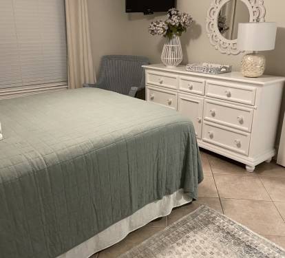 2nd Bedroom TV/Dresser