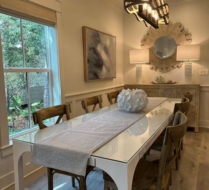 Dining area - Additional two fabric chairs can be added to the table and additional four guests can sit at the counter in the kitchen