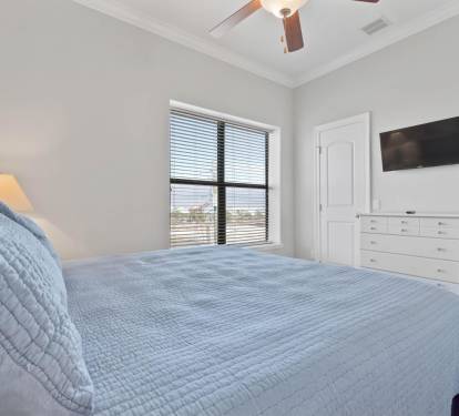 Main Floor Guest Bedroom (King)