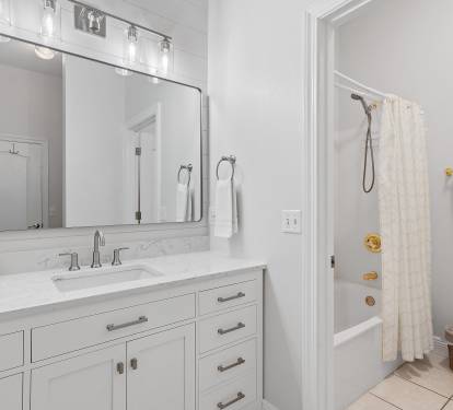 Full bath off of second king bedroom