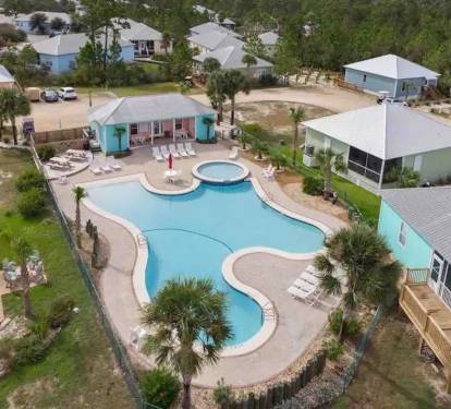 Clubhouse, Pool