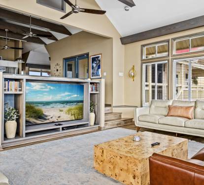The décor and interior design mixes the traditional coastal design with the love for modern comfort, chic details and artwork.