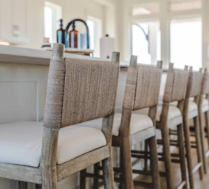 Kitchen Island seats 6