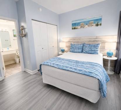 Beach views Queen bedroom with a private door to a shared bathroom.  Features a ceiling fan and a Roku TV 