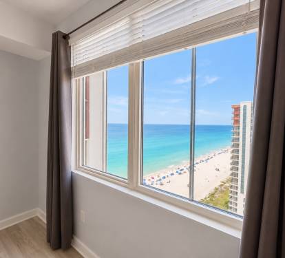 Beach views king suite bedroom with an en-suite.  Features a ceiling fan and a Roku TV 