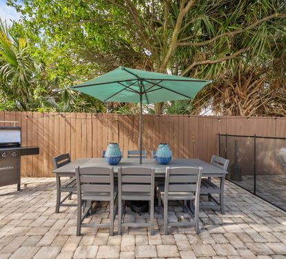 Fire up the Char-Broil gas grill right beside the dining table. From
sear to seat takes about 10 steps on this patio.