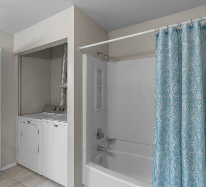 Upstairs Full Bathroom