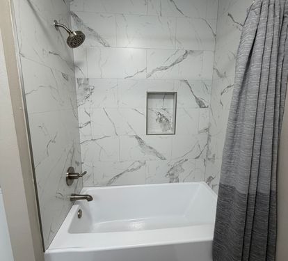 Upstairs Full Bathroom