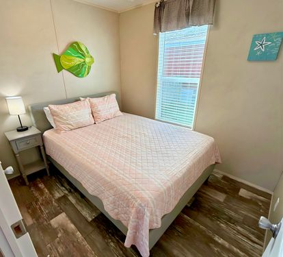 Bedroom 2 (Queen Bed)