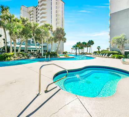 Large hot tub at the lagoon pool