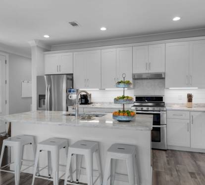 Large Fully Equipped Chef's Kitchen w/ Gas Range, Double Oven & Beverage Fridge