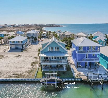Backyard Oasis on Navarre Beach! Access to Sound w/ FREE Kayaks & Paddle Boards!