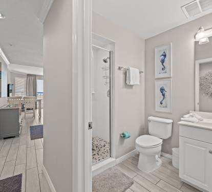 Bright full bath w/ clean finishes and plenty of space to refresh.