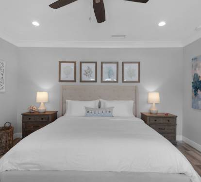 Private Master Bedroom Retreat, Smart TV, En Suite Bathroom with Walk-in Shower