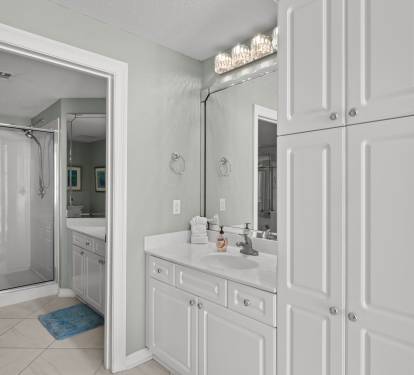 Primary En-Suite Bathroom