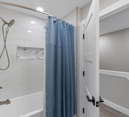 Guest Bathroom (Tub/Shower)
