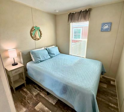 Bedroom 1 (Queen Bed)