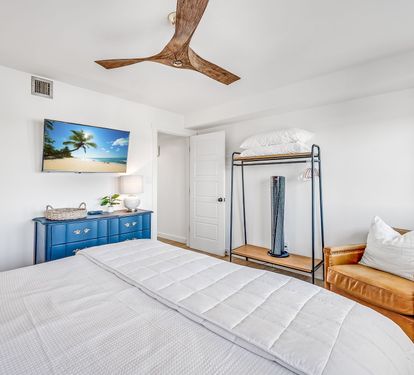 Upstairs Bedroom with Lake Powell view and King Bed