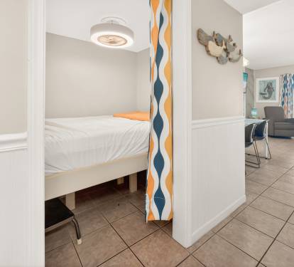 Bunk Room - Queen Bed