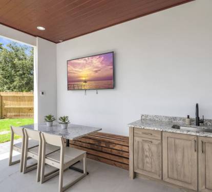 Outdoor dining