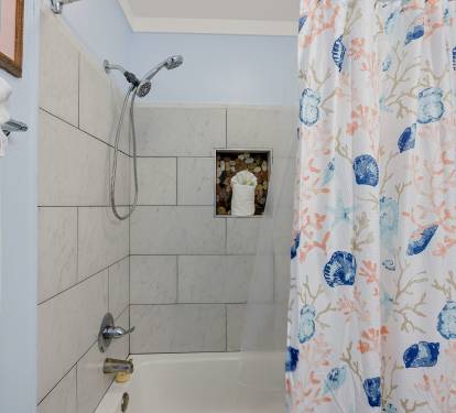 Guest bath tile tub/shower