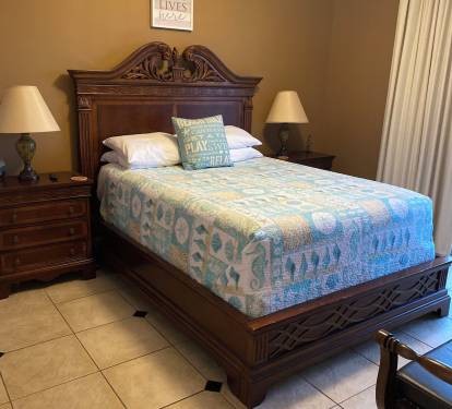 Queen room with balcony entrance.