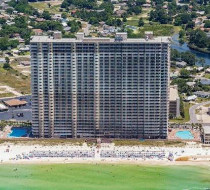Low rise buildings on both side means you have the perfect view!