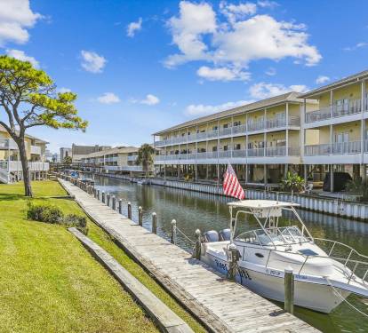 Exterior Docks