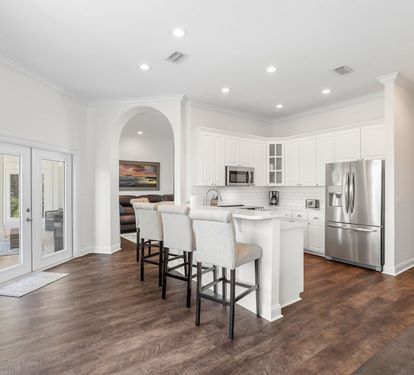 Large eat in kitchen w/ breakfast bar 