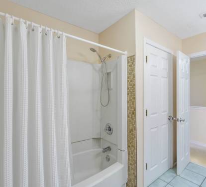 Upstairs Full Bathroom