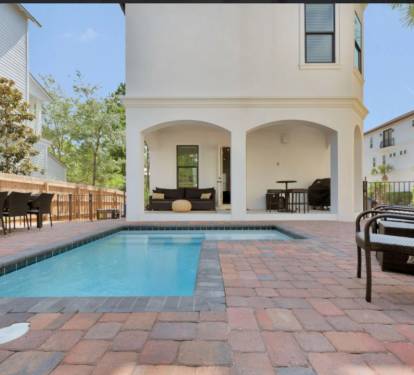 Private pool that can be heated 