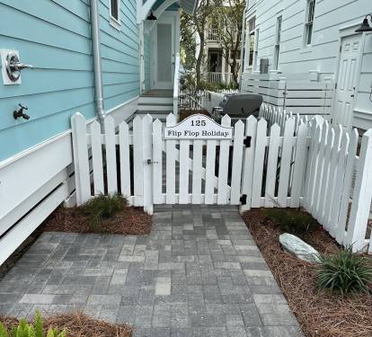 FLIP FLOP HOLIDAY entry from parking area. Private courtyard w hot/cold shower. 