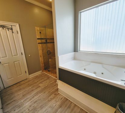 Walk-in shower & jacuzzi tub
