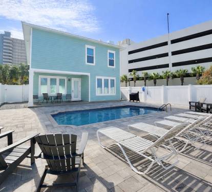 Spacious backyard with lots of seating