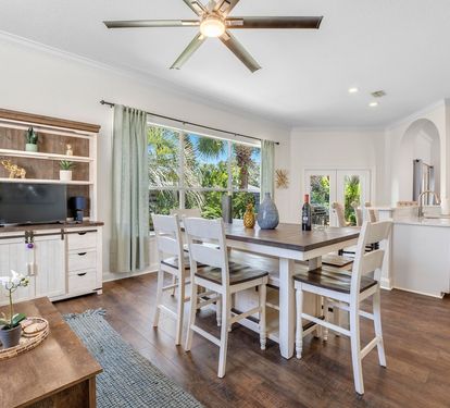 Sitting area off the kitchen, eat in kitchen 