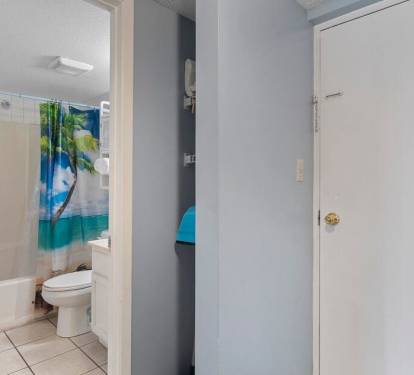 Bathroom/Entry