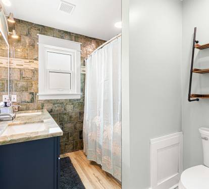Upstairs En Suite Full Bath