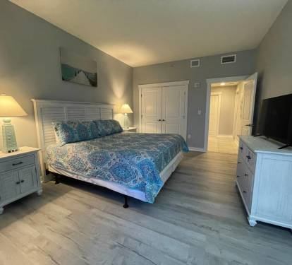 Middle Bedroom, King bed. USB outlets