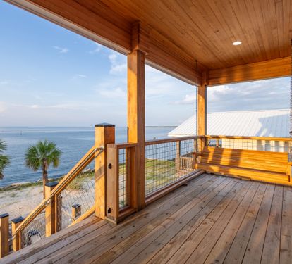 Bay side deck with swiing