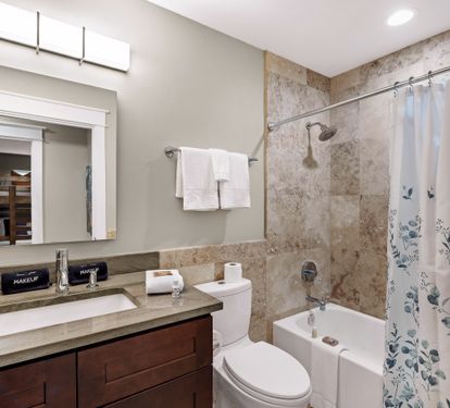 Hall bathroom with shower/ tub combo