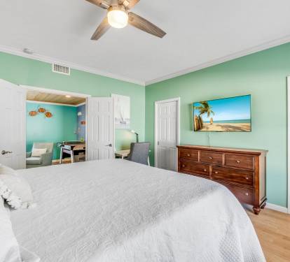 Master suite comes with an amazingly soft and comfy memory foam king bed, desk space, en suite with double sinks and a tub/shower combo.