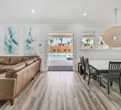 Dining area offering direct access to the pool.
