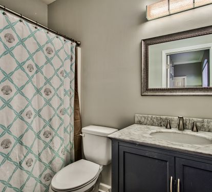 Master Ensuite with Tub/Shower