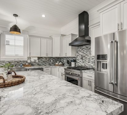 Chef kitchen with gas range (first floor)