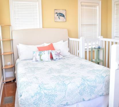 Queen bed in Loft with crow's nest balcony