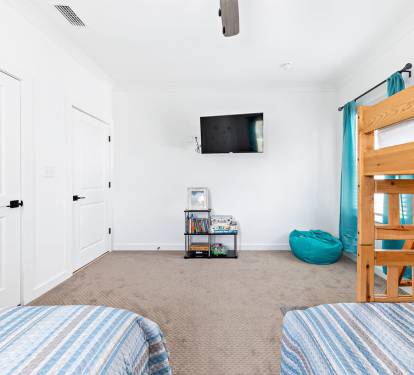 Bunk Bedroom #4 - Smart TV, Board Games, Children Books, and Card Games are Here for Your Unforgettable Family Night!